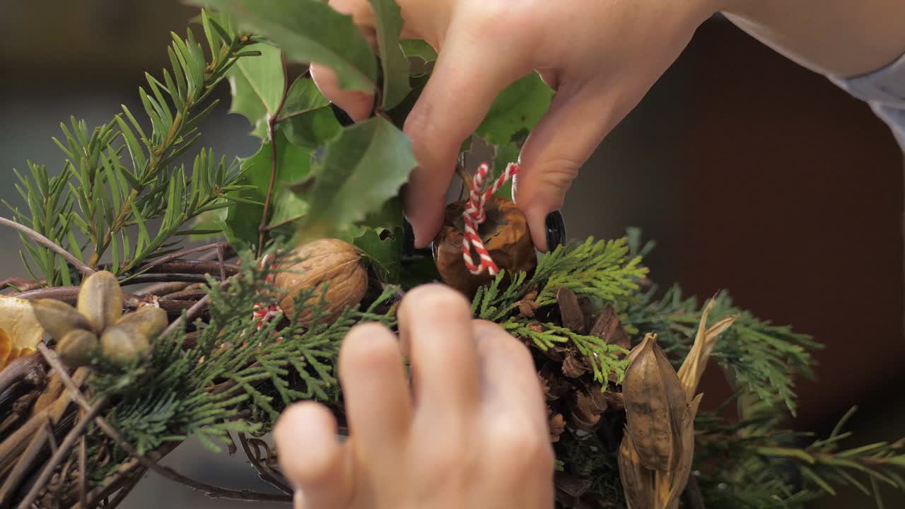 직장에서의 꽃가루. 꽃 배열로 크리스마스 꽃받침을 만드는 방법. 단계별 튜토리얼