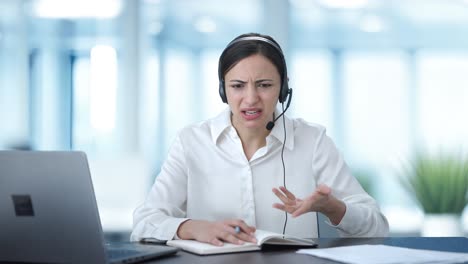 chica confundida del centro de llamadas india hablando con el cliente y tomando notas