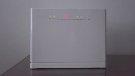luz roja intermitente en el enrutador wifi sin conexión a internet, avanzando