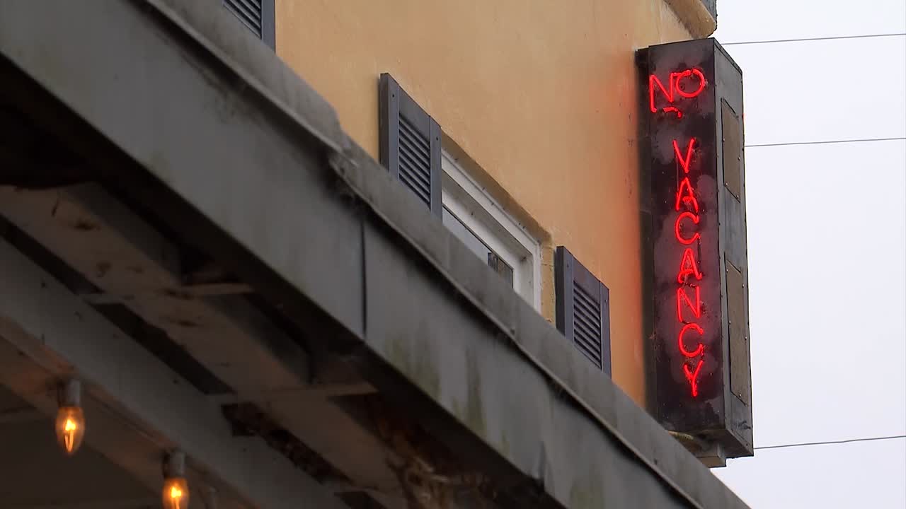 жуткая табличка об отсутствии свободных мест в отеле