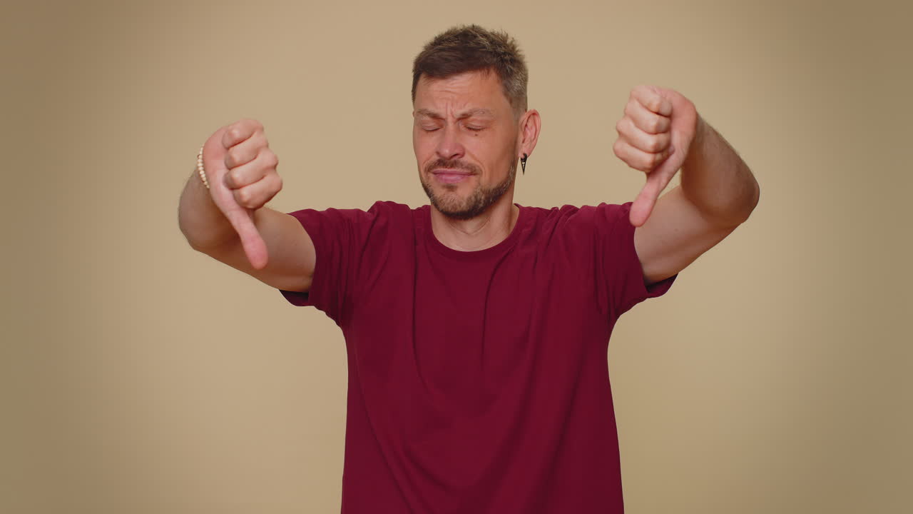 화가 난 남자가 엄지 손가락을 아래로 보여주는 표시 제스처, 불만을 표현하는 불쾌한 불쾌함