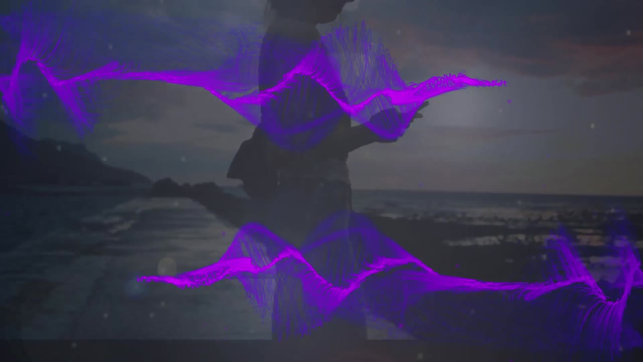 animación de onda púrpura sobre una mujer usando un teléfono inteligente