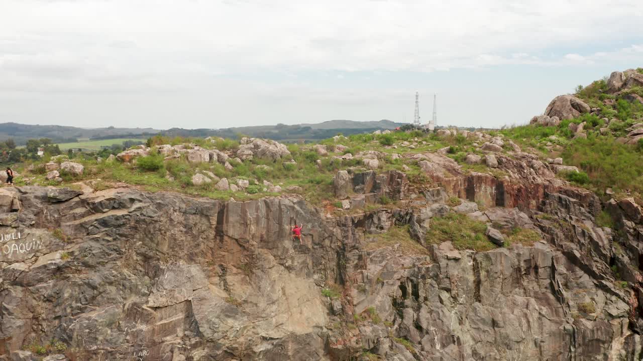 un extraño paisaje de enormes montañas
