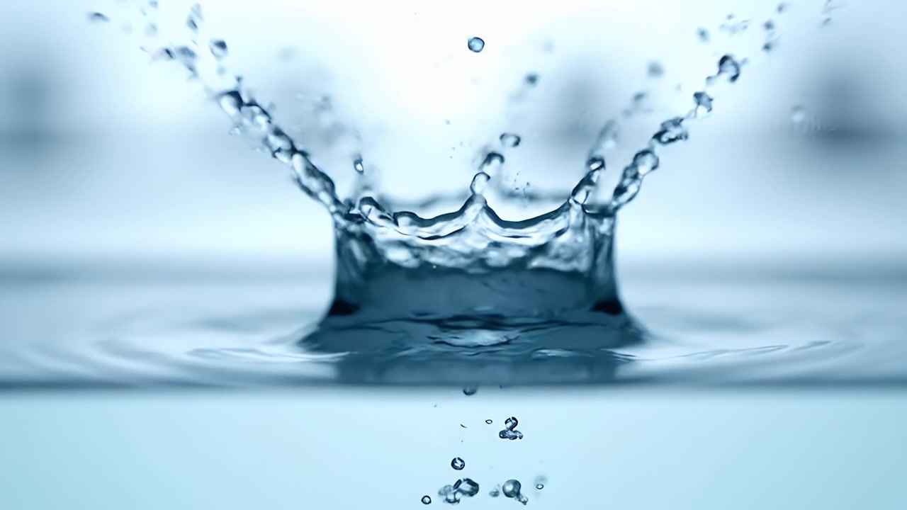 Einzelner Wassertropfen fällt und erzeugt einen Spritzer