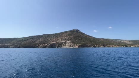 Blick-Vom-Boot-Aus,-Das-Bei-Heißem-Wetter-Im-Großen-Blauen-Meer-Nahe-Der-Küste-Der-Long-Island-In-Paphos-Segelt