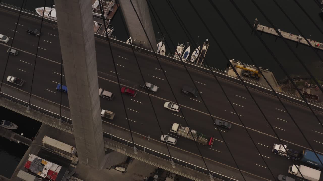 피크 타임과 피크 타임 교통은 서스펜션 브릿지를 통해 시내 지역으로 이동합니다.