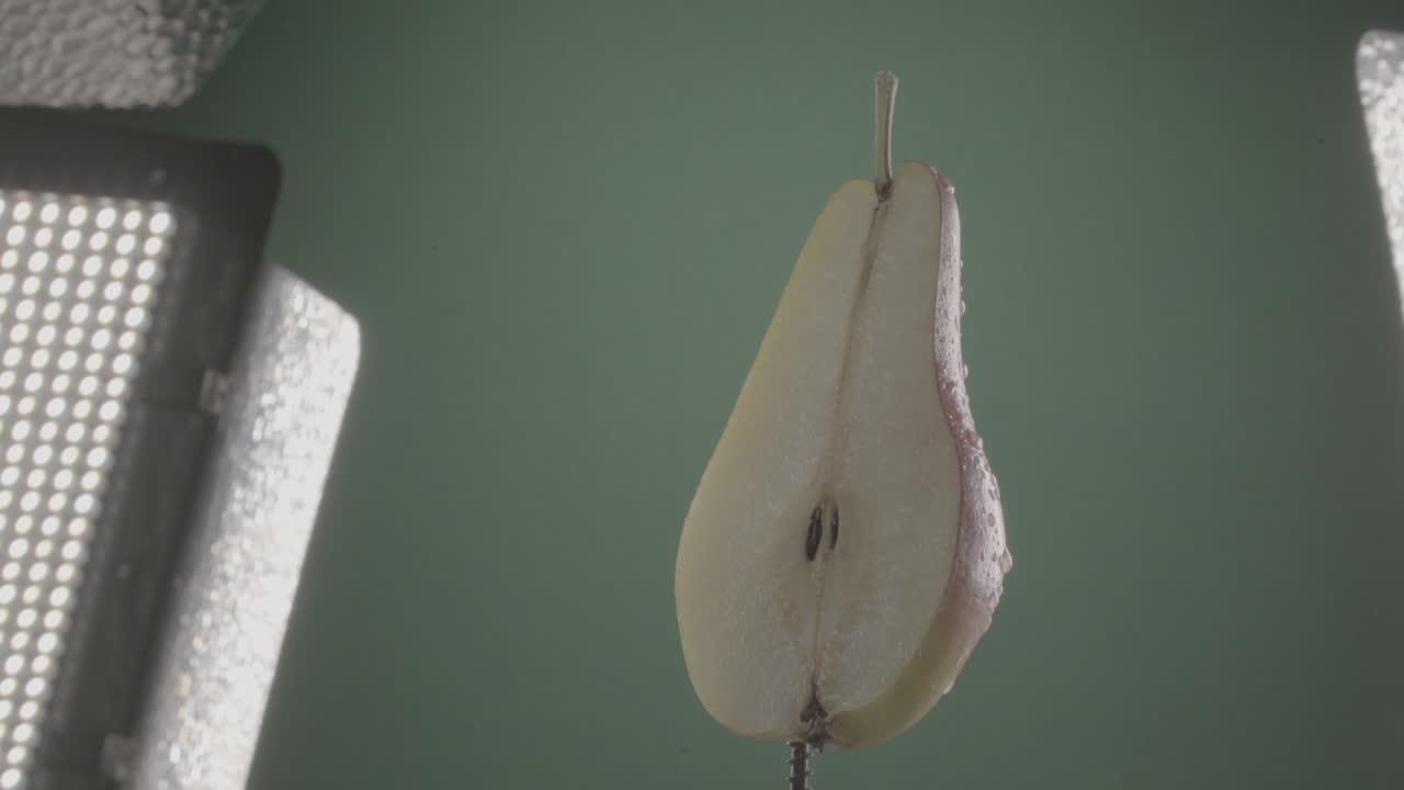 크로마 키를 위해 녹색 화면에 루프와 함께 회전하는 진주