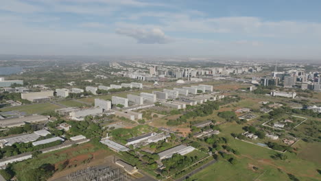 imágenes aéreas de rotación lenta de los edificios gubernamentales en brasilia, brasil
