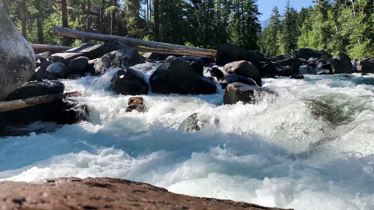 Washington Eyaleti, Leavenworth'taki Icicle Deresi'nin soğuk, hızla akan suyu