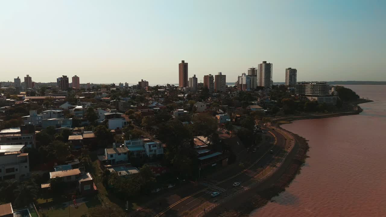 A lateral aerial view showcasing the skyline of Posadas against the backdrop of the Paran&aacute; River