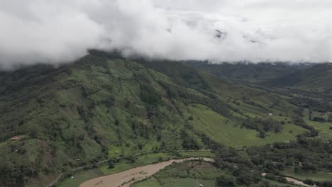 los campos agrícolas se extienden por las empinadas laderas de las montañas en el perú tropical