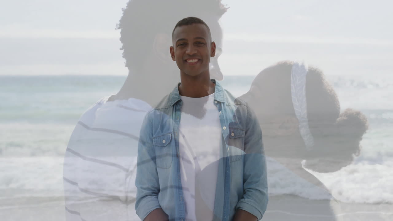 Sulla spiaggia, uomo che sorride con animazione di una coppia che si abbraccia al mare