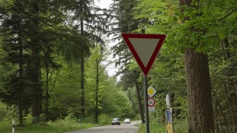 Camino-Rural-En-Medio-De-La-Naturaleza-Mostrando-Señales-De-Ceder-El-Paso-Y-De-Prioridad,-Alemania