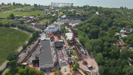 vista aérea del parque de atracciones movieland junto al lago de garda, italia