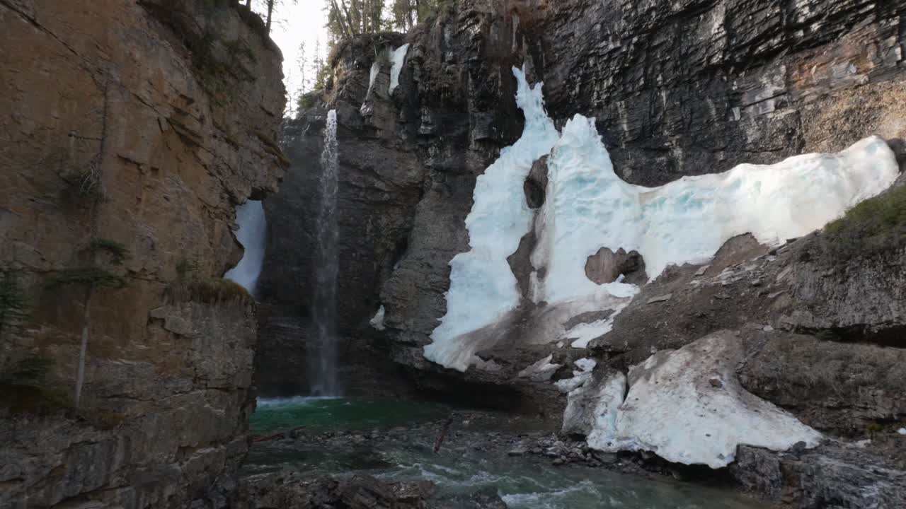 Upper Falls i Johnston Canyon med frusen is i Banff nationalpark