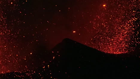 el volcán de cabo verde entra en erupción por la noche de manera espectacular en la isla de cabo verde frente a la costa de áfrica 3