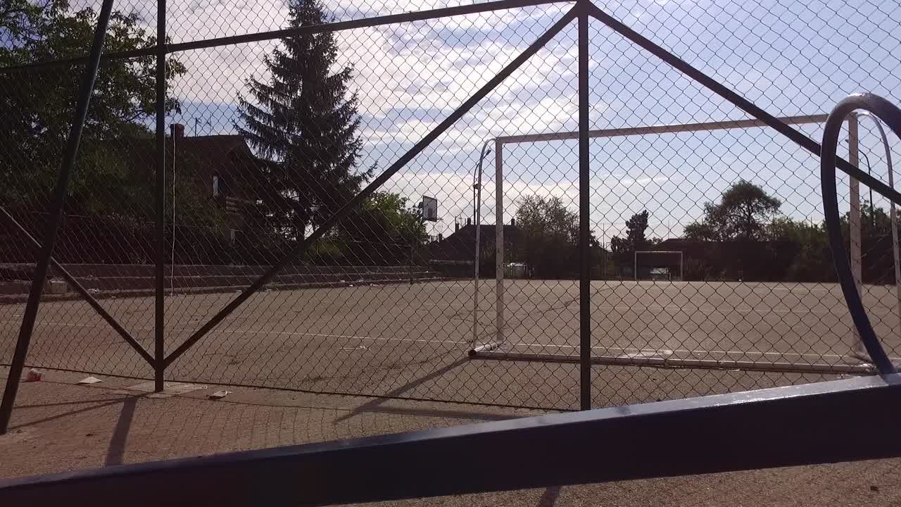 balancín vacío un campo de fútbol en el fondo