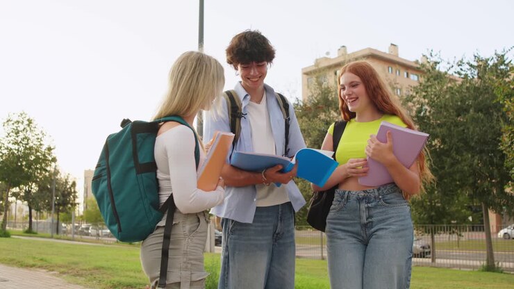 Gruppo di studenti che discutono dei loro studi