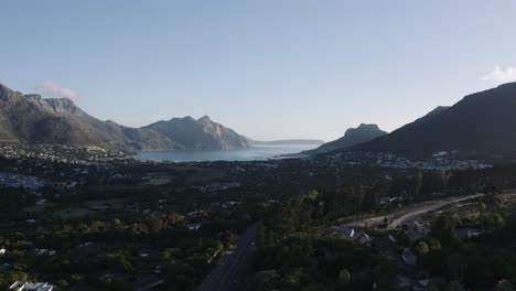 Antena-Hout-Bay,-Ciudad-Del-Cabo-Rastreando-La-Hora-Dorada-Hacia-Adelante-4k