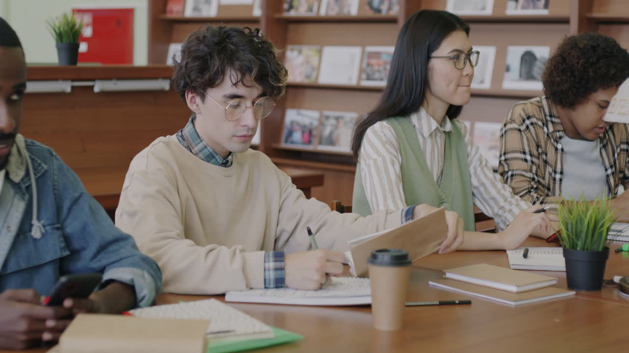 도서관에서 공부하는 학생