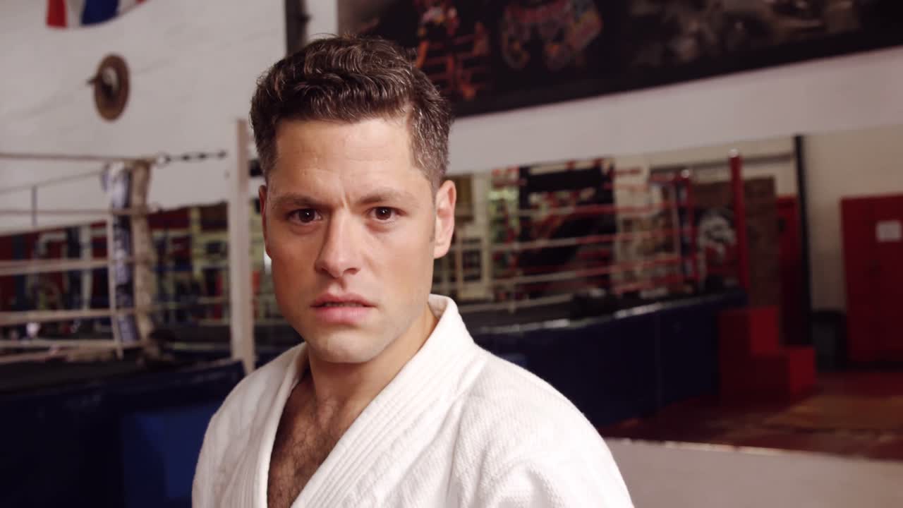 카라테를 연습하는 남자