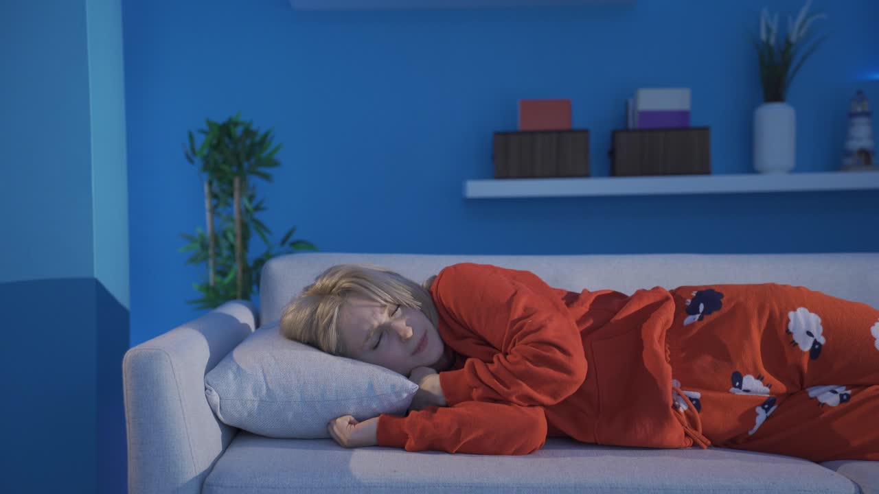 갑자기 두려움으로 깨어난 여자.