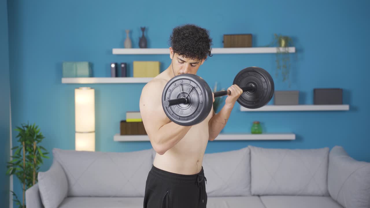 스포츠 웨이트 트레이닝을 하는 젊은 운동 선수. 건강한 라이프 스타일.