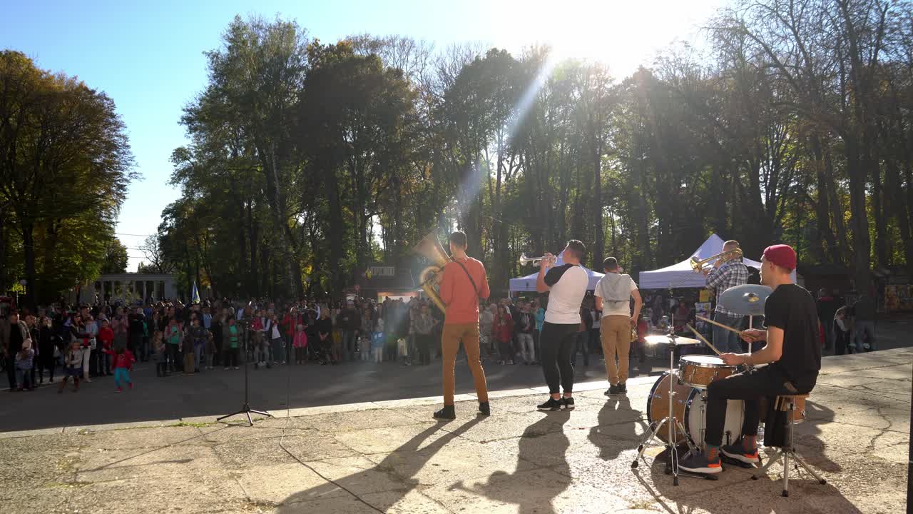 tocando la batería en un hermoso día soleado 02