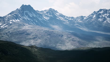 aérea sobre el valle con montañas cubiertas de nieve en la distancia