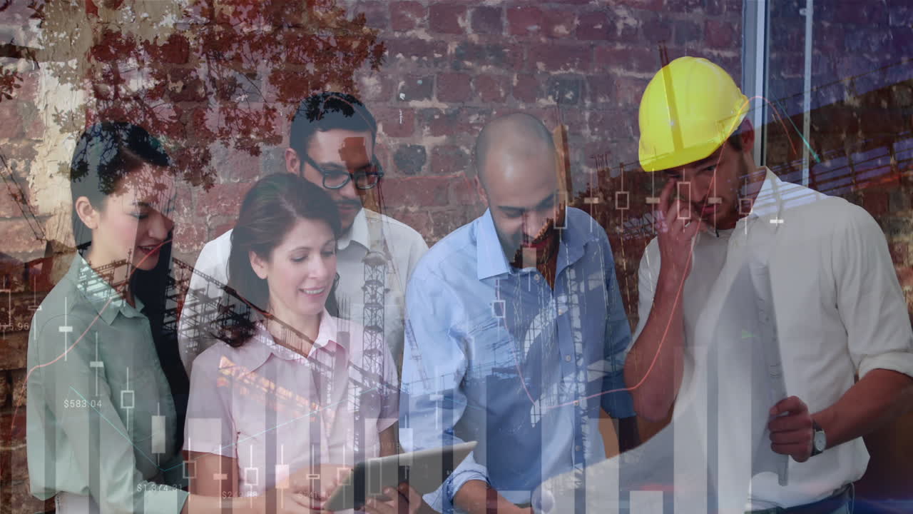 diferentes gráficos y un ingeniero discutiendo el plan con la gente