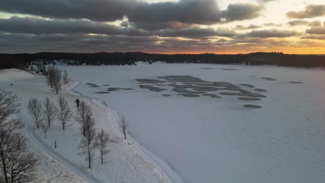 Frozen-lake-at-Dune-Harbor-Park-in-Michigan