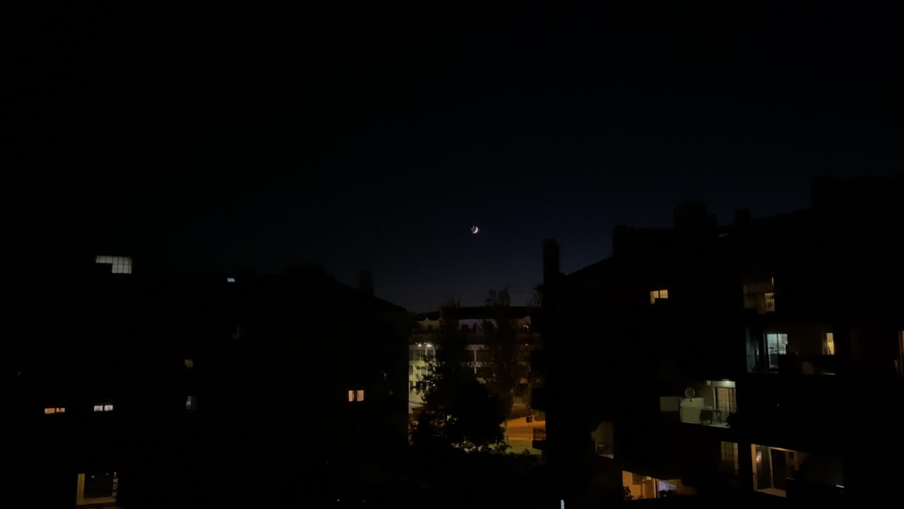 Hyperlapse aereo di una grande città in time lapse durante il tramonto, paesaggio urbano serale
