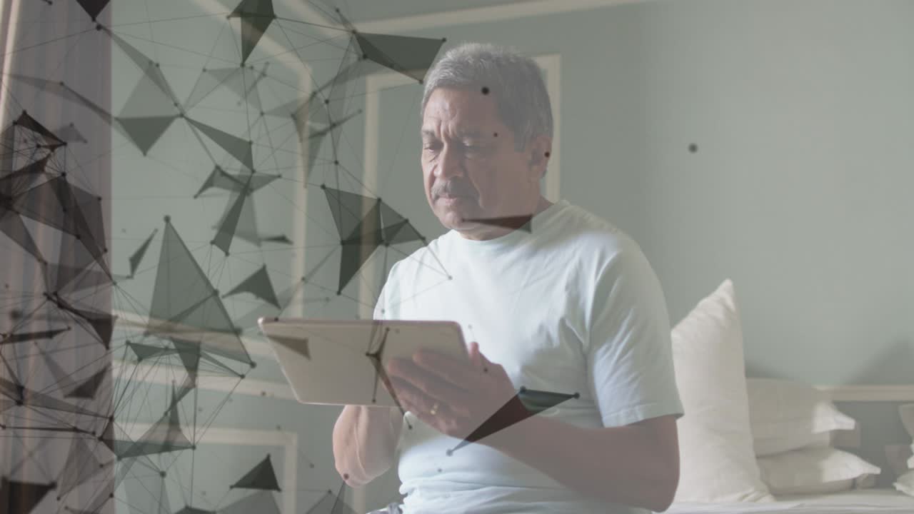 집에서 태블릿을 사용하는 노인에 대해 회전하는 연결 네트워크의 애니메이션