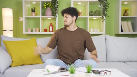 Joven-Hablando-Enojado-Por-Teléfono.