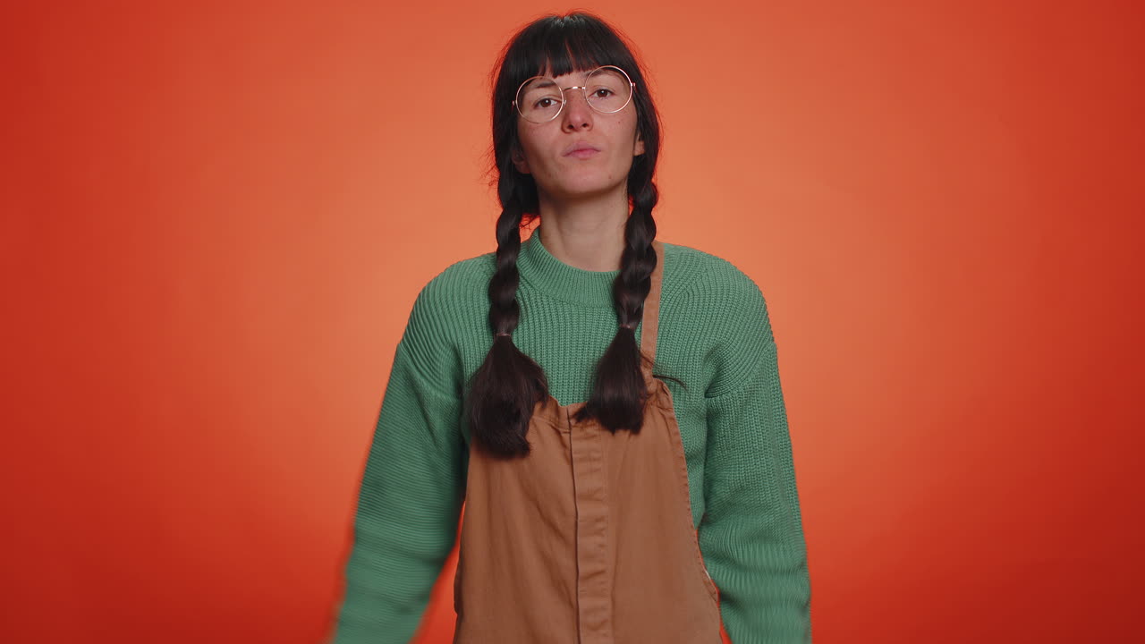 피곤하고 심각하게 화가 난 젊은 괴짜 여성은 안경을 착용하여 휴식 제스처, 제한 또는 정지 표지판, 타임아웃을 나타니다.