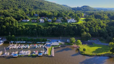 Drohnenaufnahmen-Aus-Der-Luft-Von-Cornwall-Am-Ufer-Des-Hudson-Im-Sommer,-Vom-Hudson-River-Aus-Gesehen,-Mit-Den-Appalachen-Im-Hintergrund