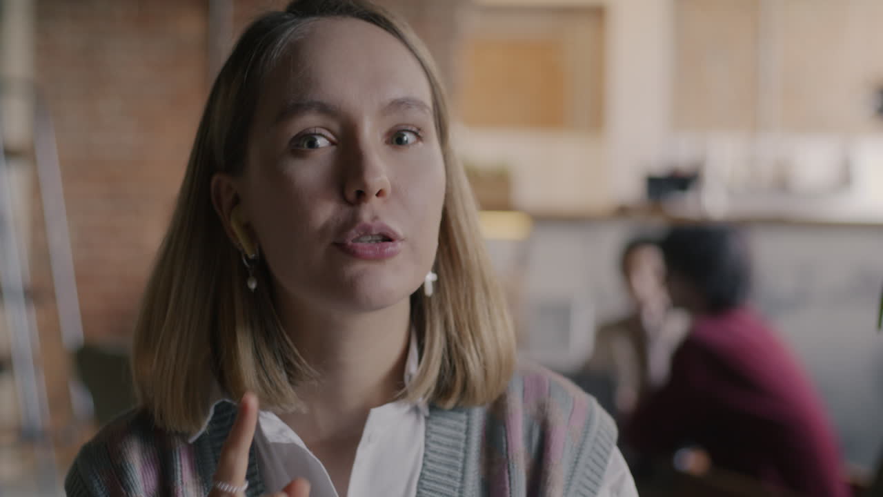 mujer en conversación