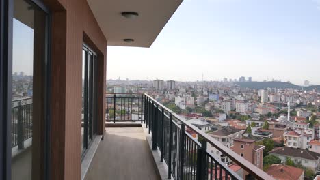 balcón con vista a la ciudad desde el apartamento