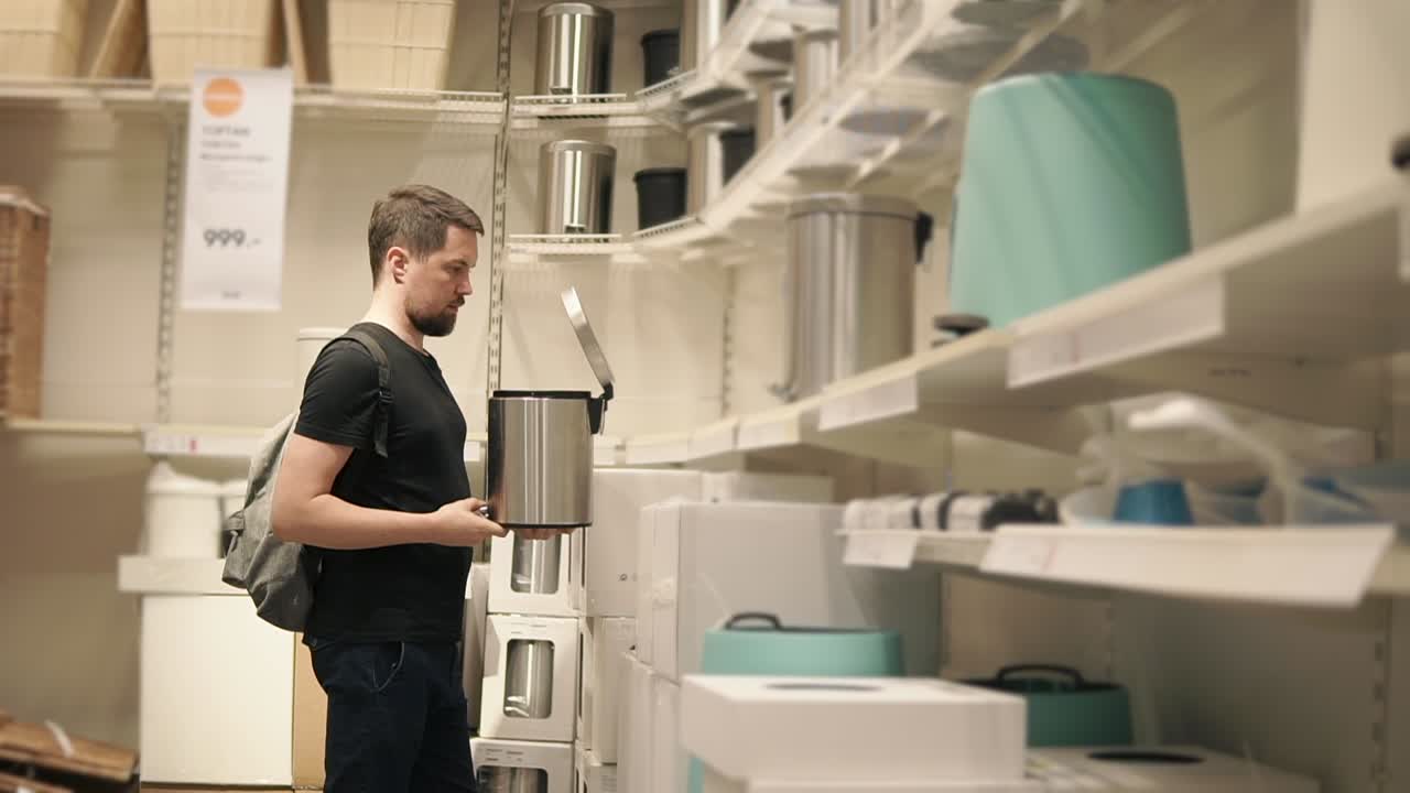 hombre comprando artículos para el hogar en una tienda