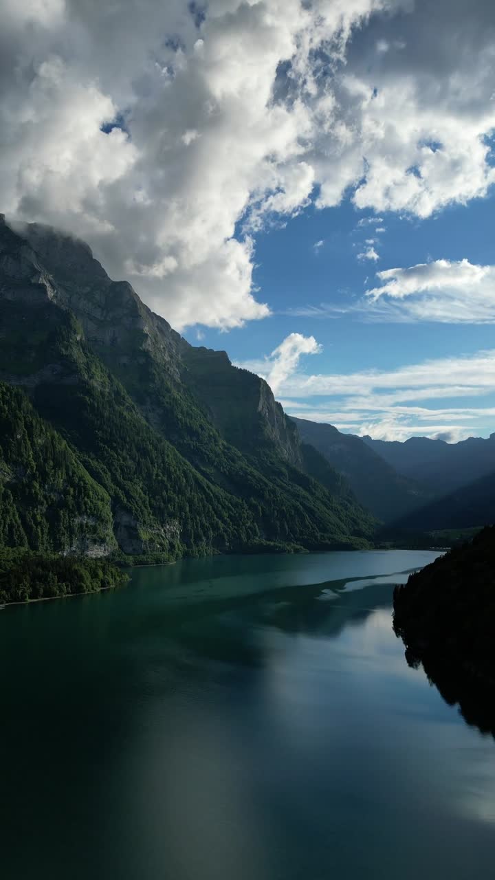 Klöntalersee, naturlig sø i kantonen Glarus, Schweiz. Schweizisk vertikal video