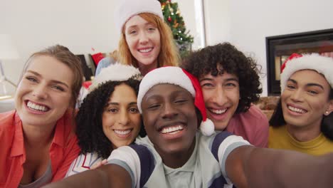 grupo feliz de amigos diversos tomando selfies y sonriendo