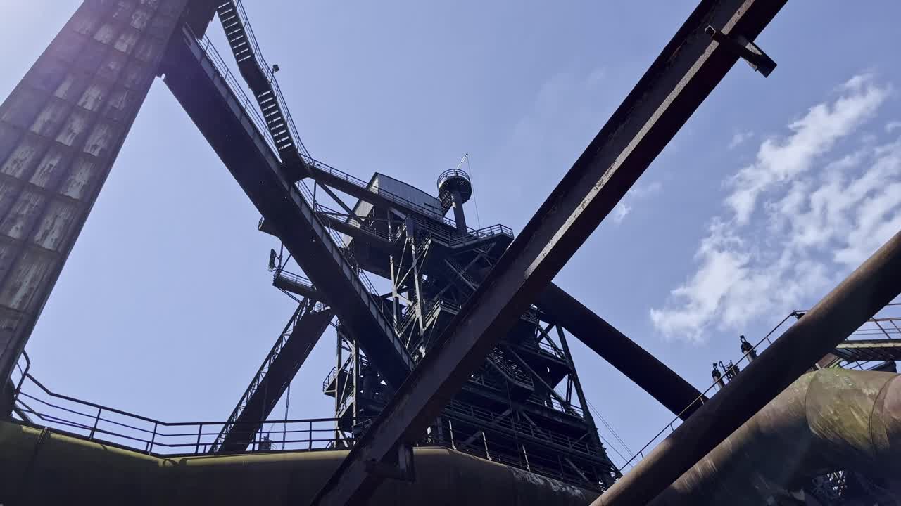 Spannende cineastische Aufnahme eines historischen alten Stahlhochofens in Duisburg im Landschaftspark