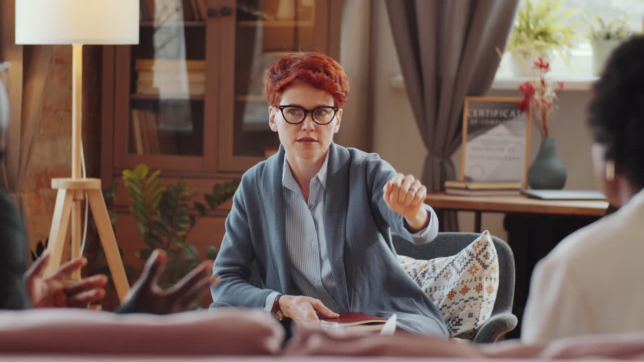 심리학자가 치료 세션에서 아프리카계 미국인 부부를 상담하고 있습니다.