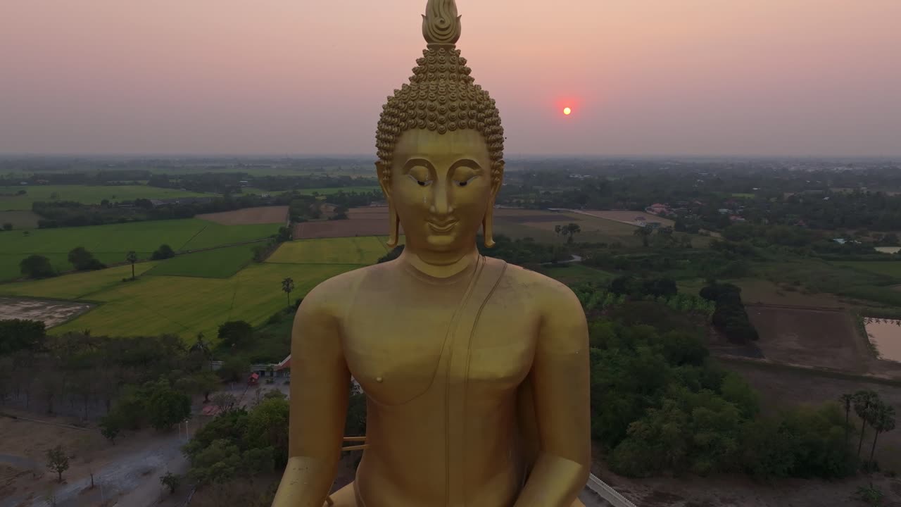 Il sacro Buddha di Wat Muang che risplende sotto il cielo thailandese
