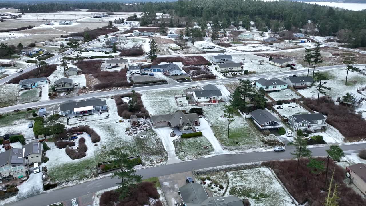barrio cubierto de nieve en coupeville, washington