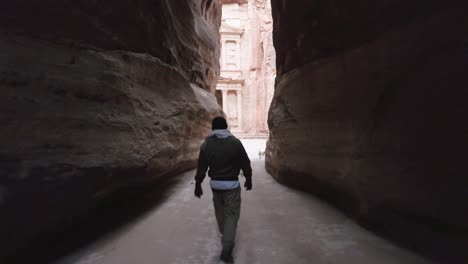 hombre llegando a petra a través de la siq