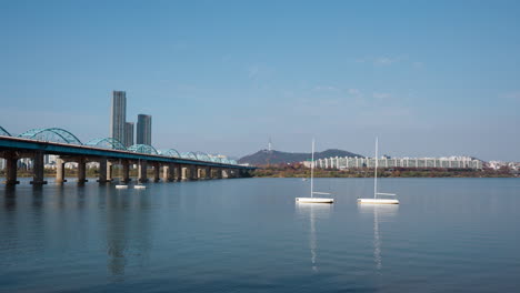 Veleros-En-Alquiler-Amarrados-En-El-Río-Han-Cerca-Del-Puente-Dongjak-En-Un-Soleado-Día-Otoñal-En-Seúl,-Corea-Del-Sur