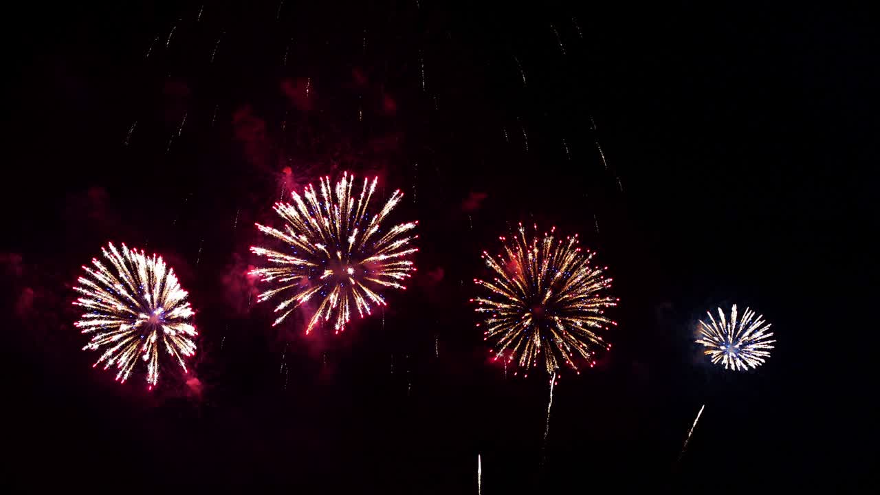 hermosa exhibición de trabajo de fuego colorido por la noche para la celebración en el festival