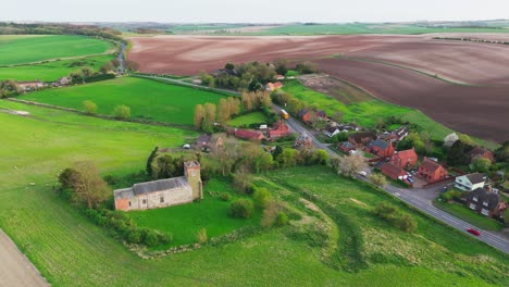 drohnen-aufnahmen eines kleinen dorfes in lincolnshire namens burwell in großbritannien