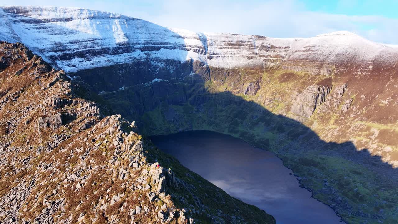 Comeragh Mountains Waterford, ilmakuvassa Coumshingaun-järvi ja kalliokielekkeet, jotka ovat suosittuja kiipeilijöiden keskuudessa